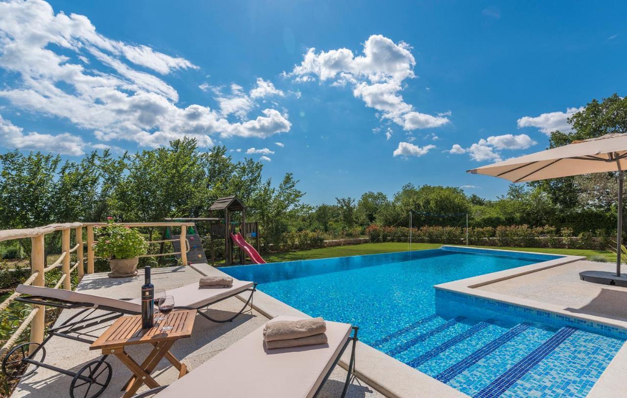 Villa-Osmium Smoljanci Exterior photo